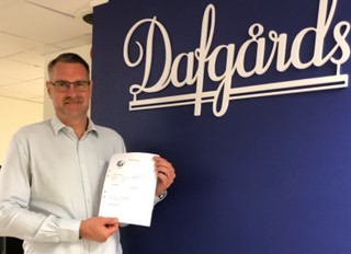 Dafgårds Logistikchef Christian Nilsson med AEOS-tillståndet i handen